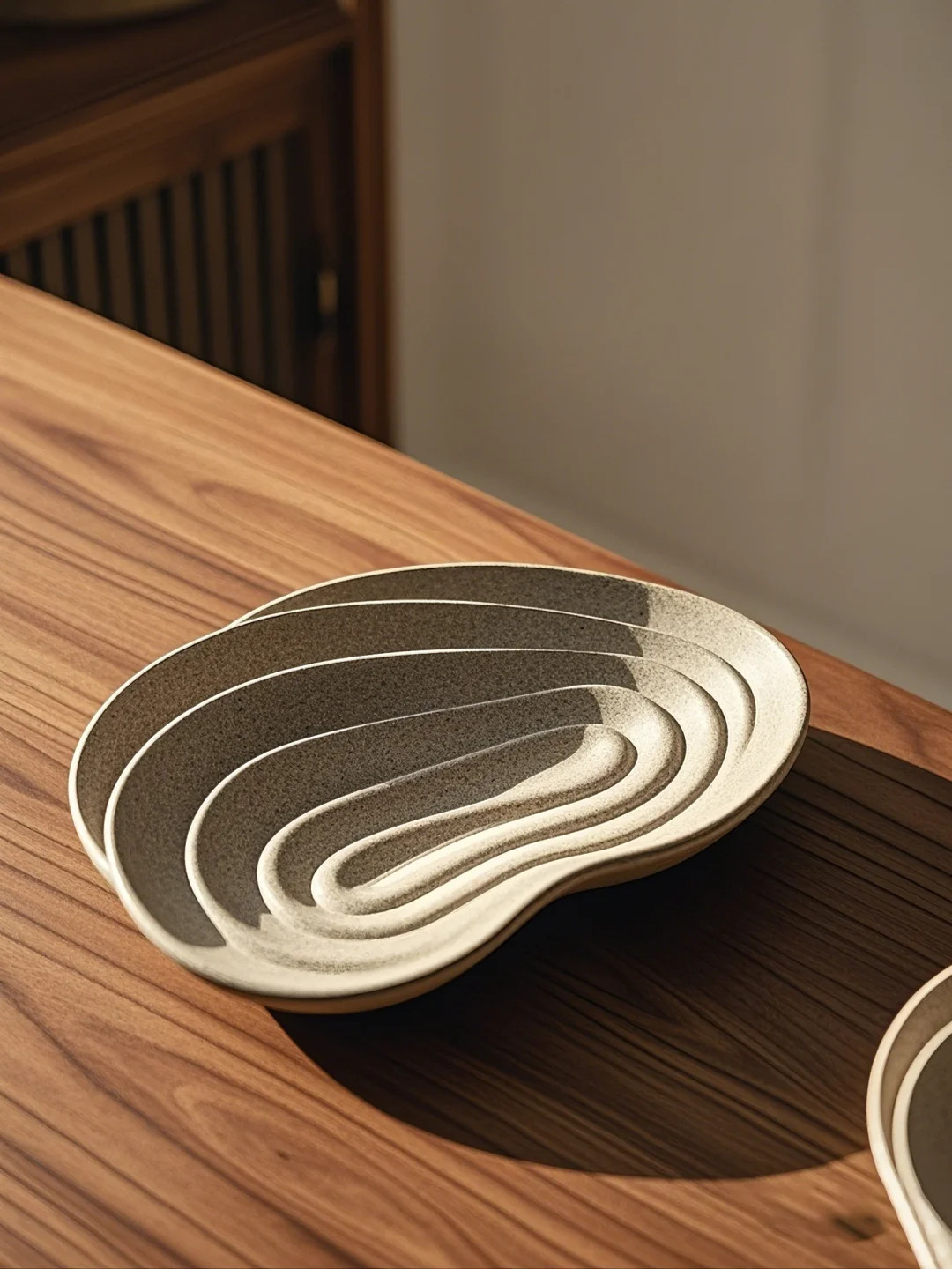 摆盘的高级美学:流动曲线+岩石肌理