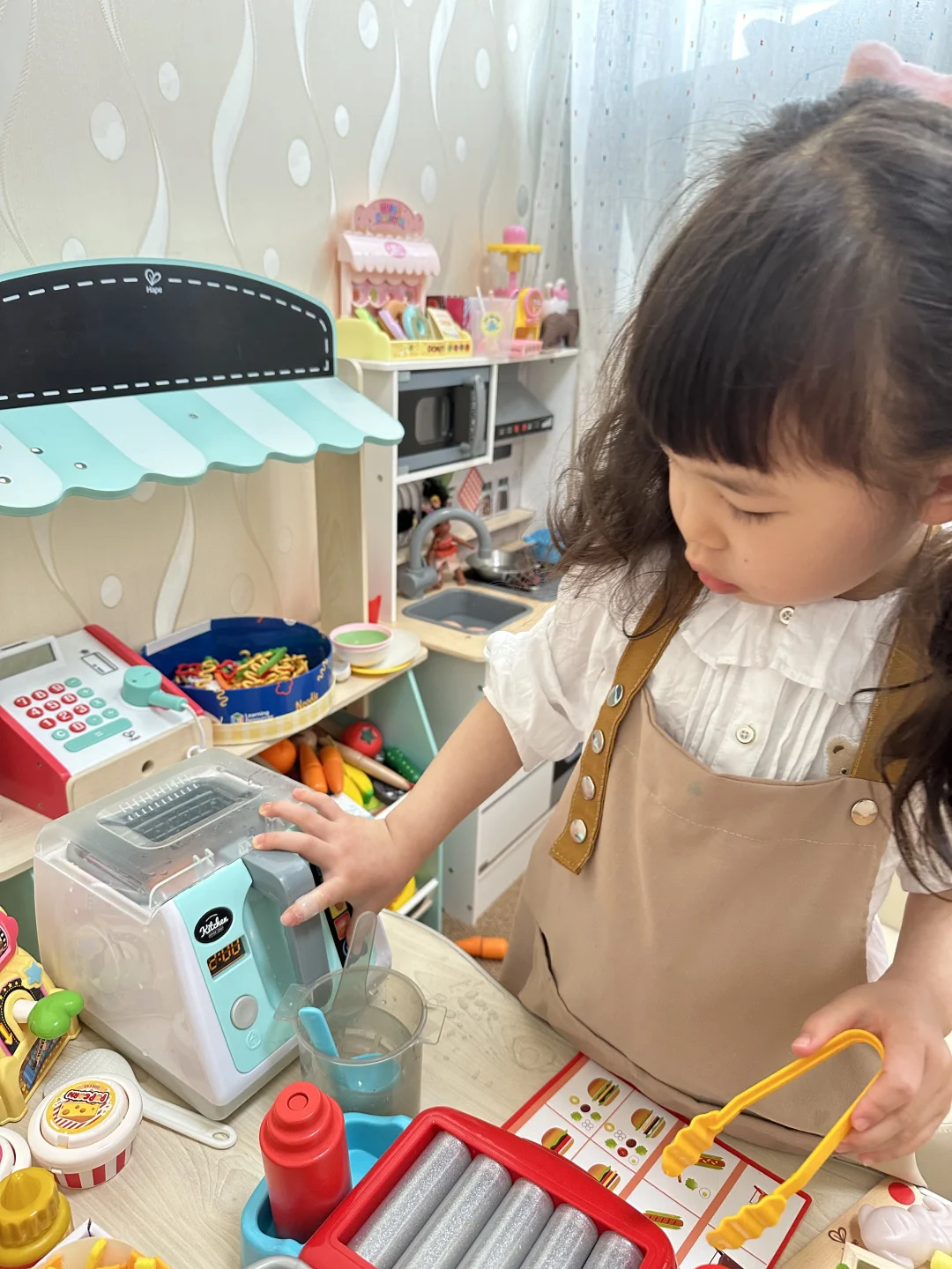 她真的好爱这些厨房玩具??