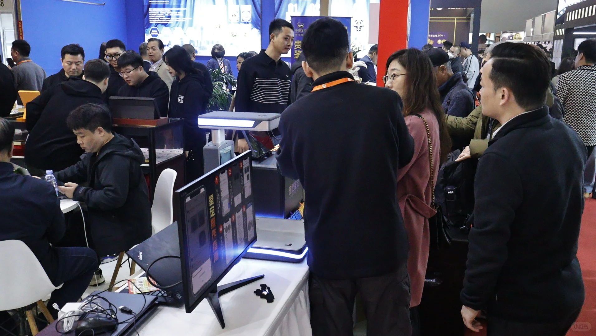 钱博会现场图灵展位好热闹！