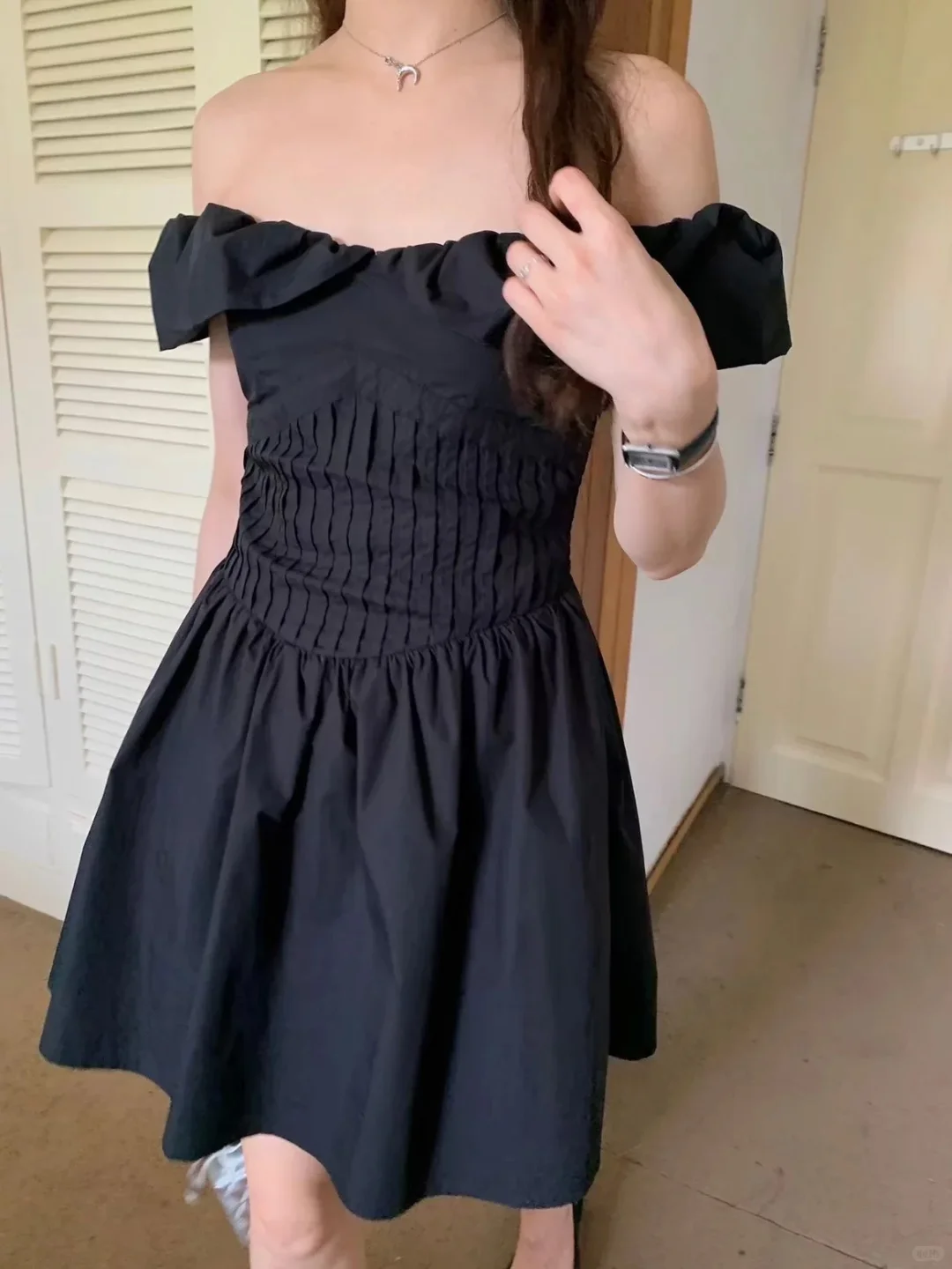 selfsolo圆领小飞袖修身小黑裙