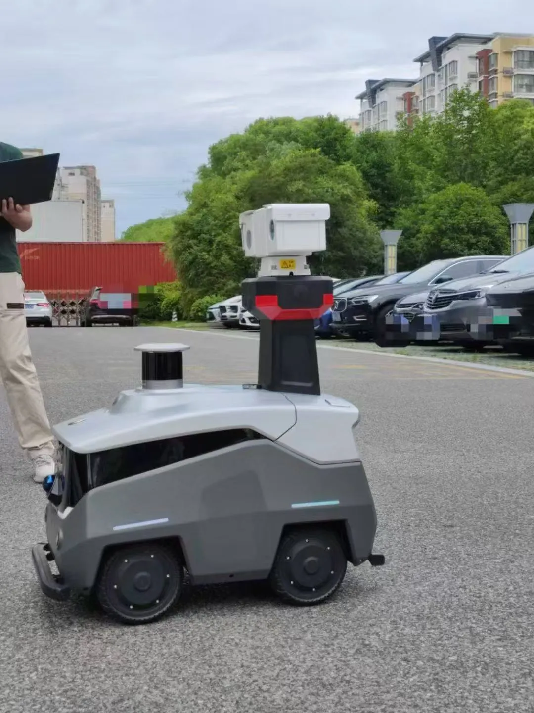 安全巡逻机器人