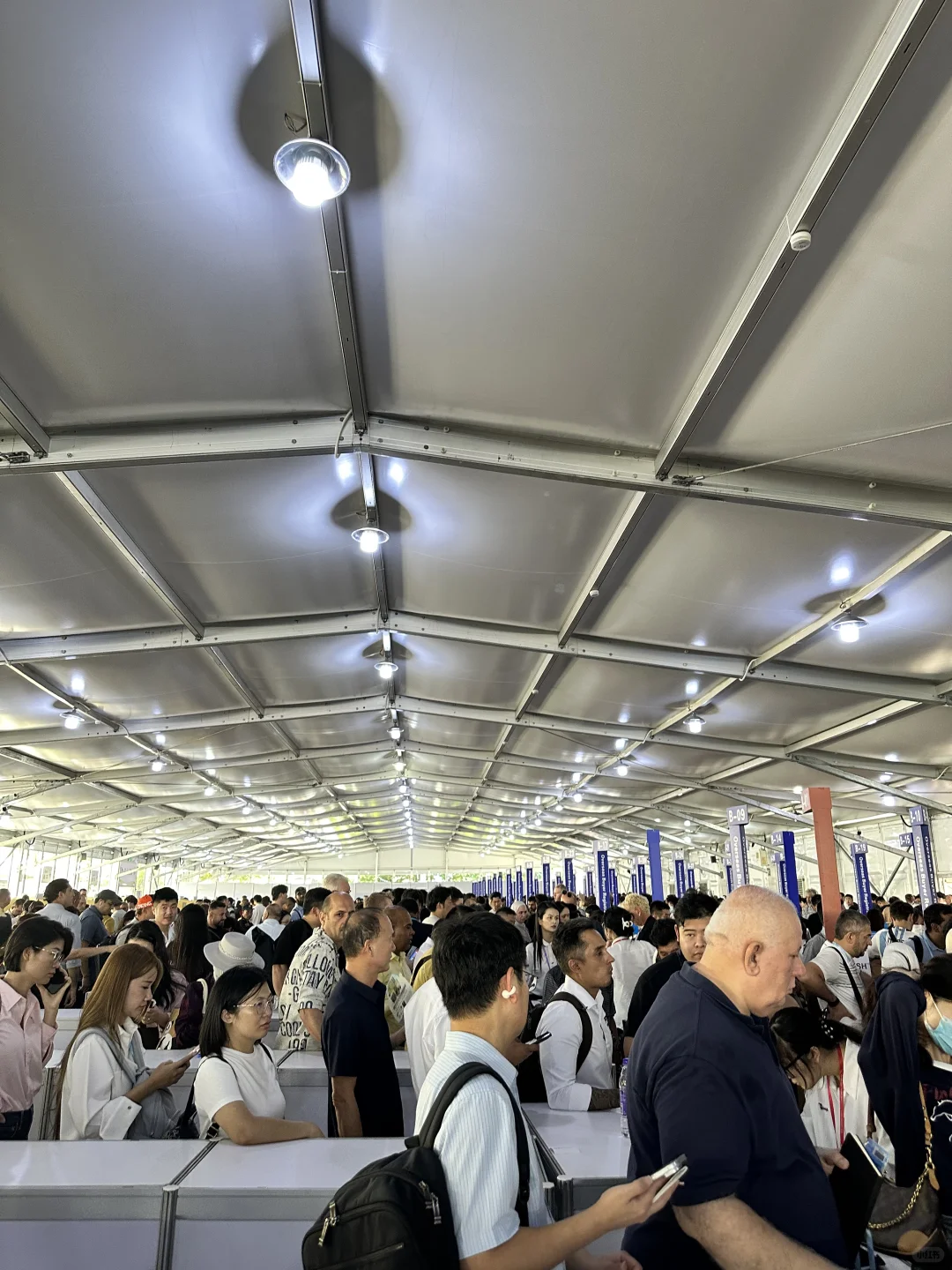 【广州】广交会第一天办证人山人海