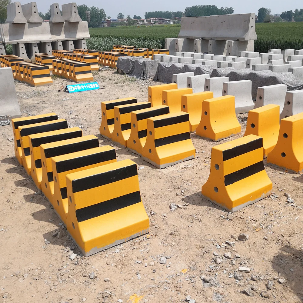 街道十字路口防撞护栏黄黑带油漆隔离水泥墩