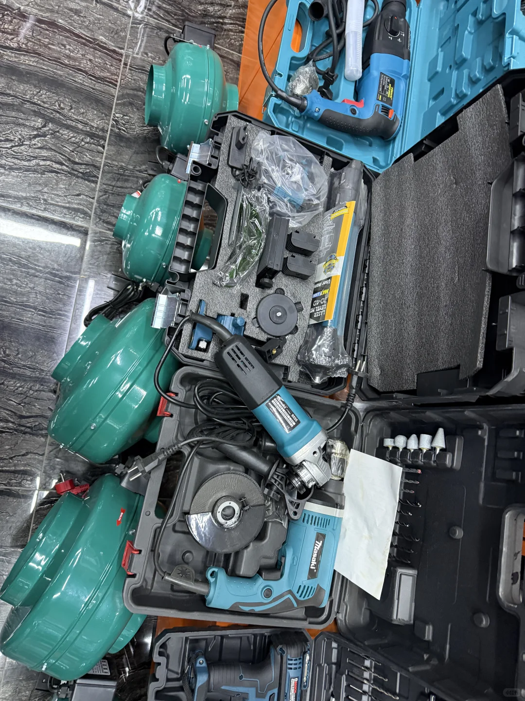 塔什干卖中国装修工具老板娘.