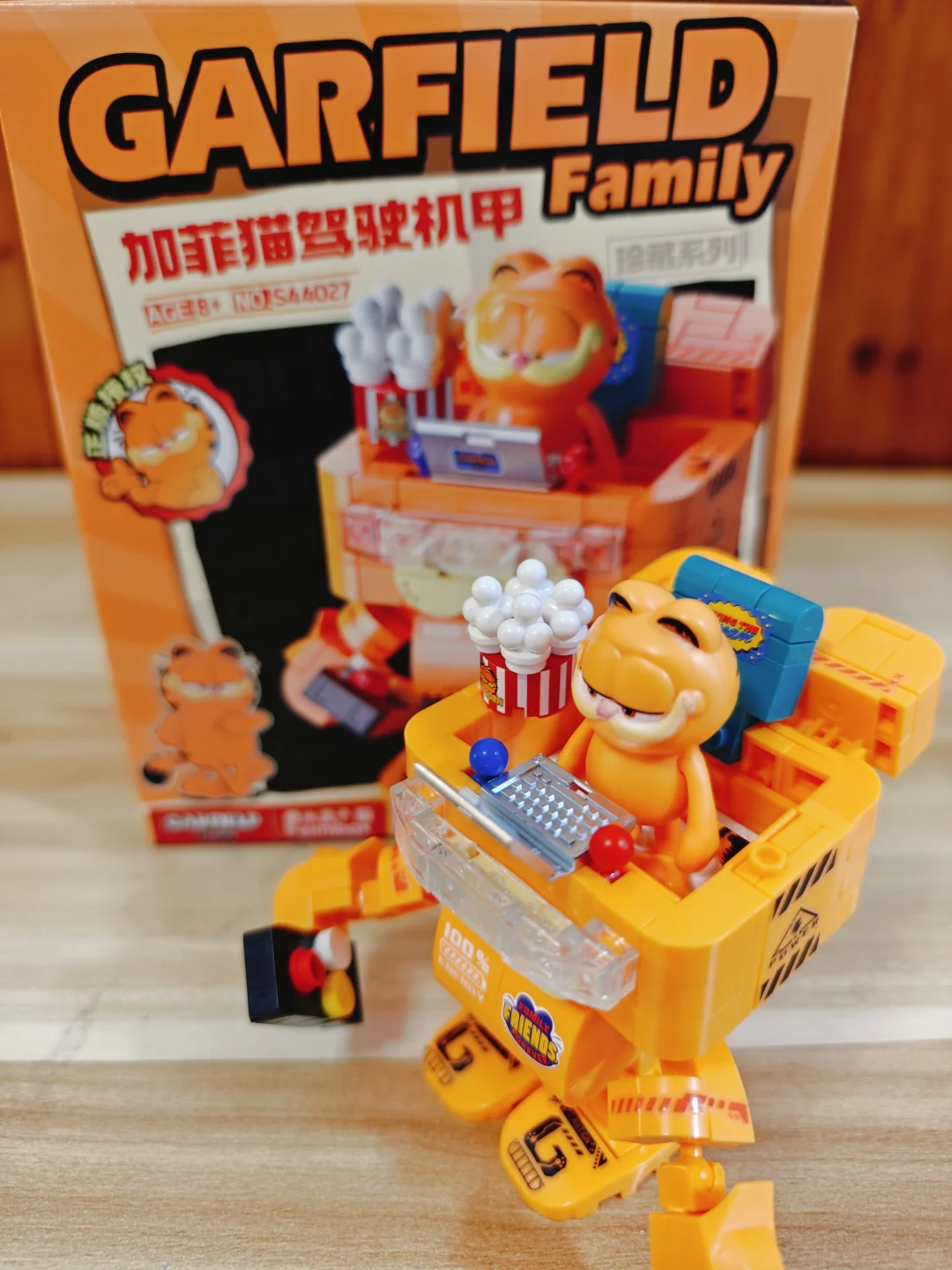 又酷又潮的加菲猫驾驶机甲