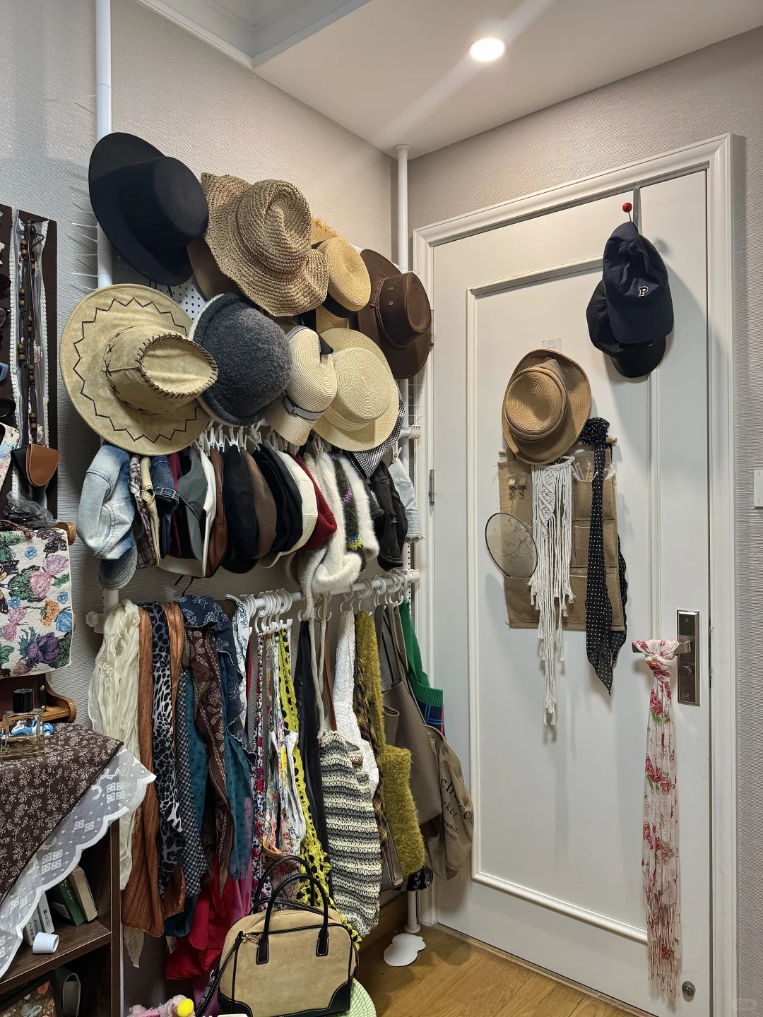 门后收纳终极形态！顶天立架太好使了