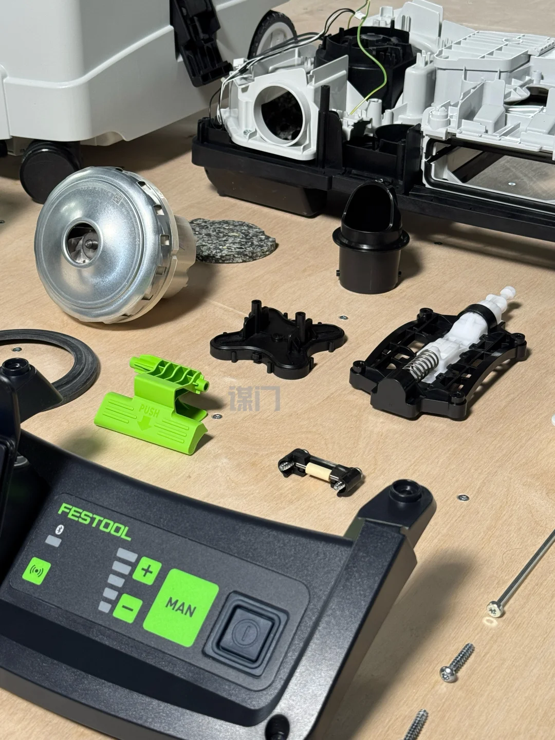 拆开一台吸尘器，看见它的制造逻辑