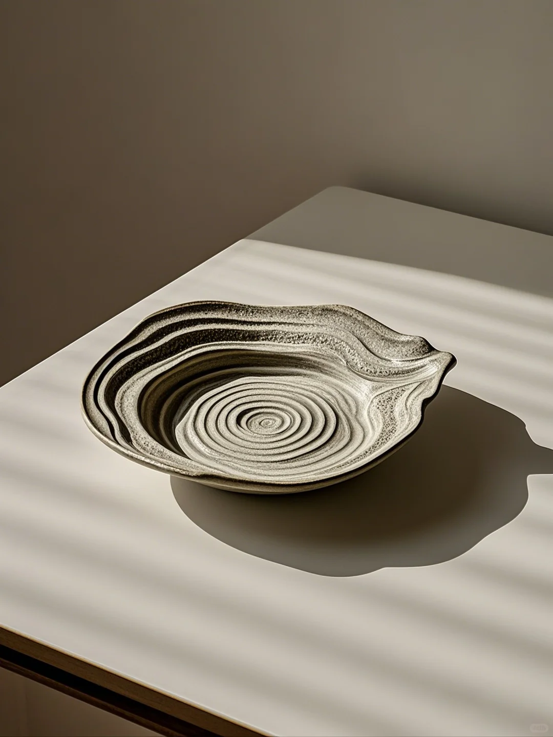 摆盘的高级美学:流动曲线+岩石肌理