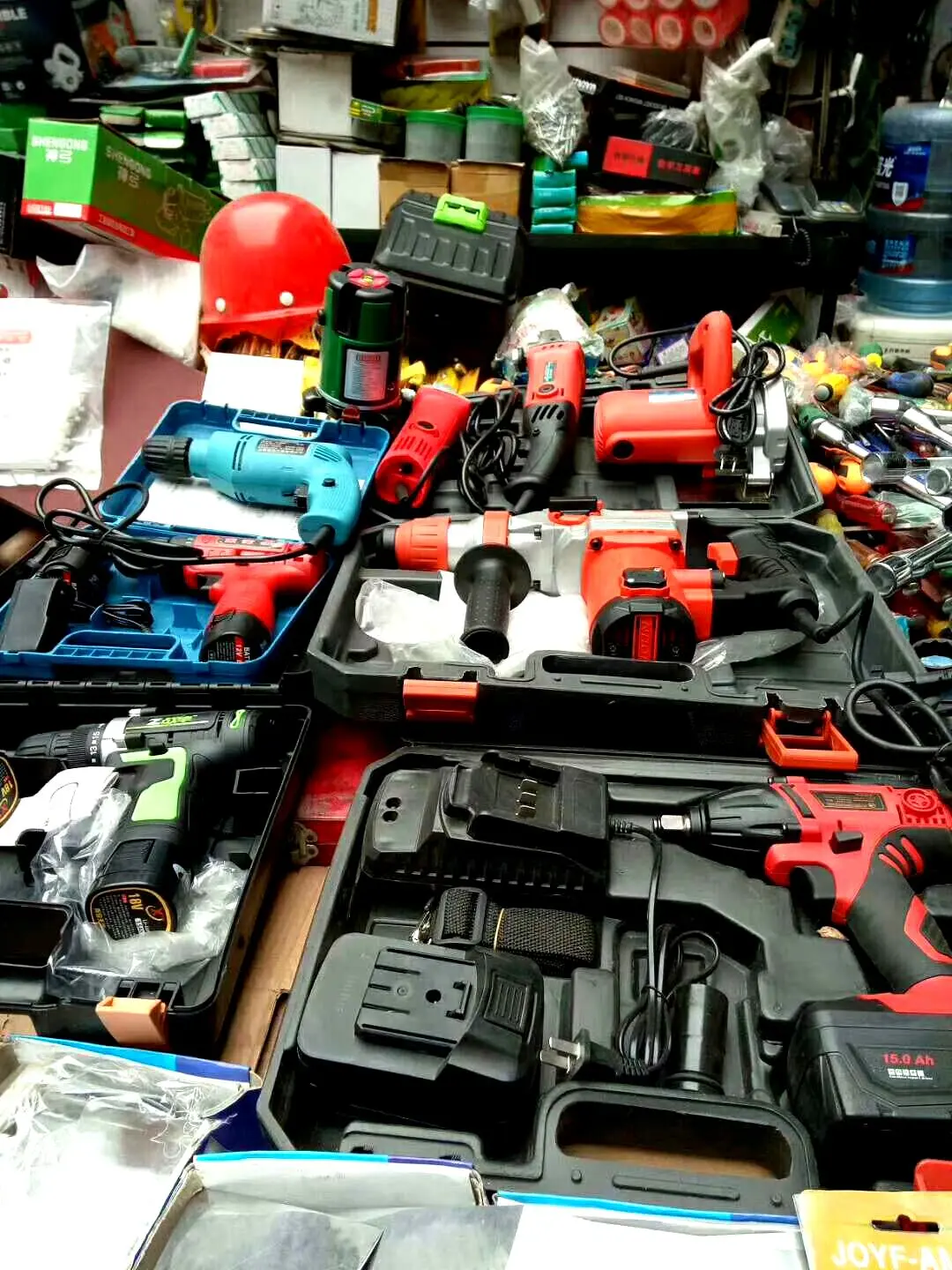 五金工具的批发与零售业务相结合