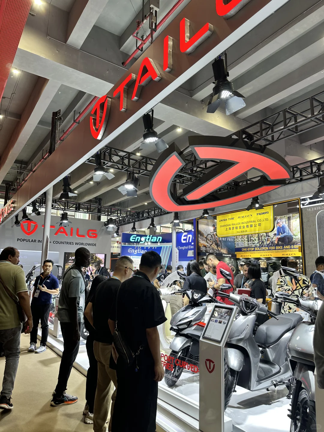 【广州】广交会第一天办证人山人海