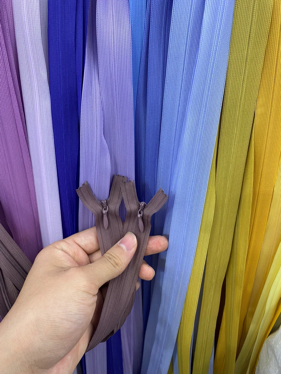 每个设计师都会用得到的服装辅料—隐形拉链