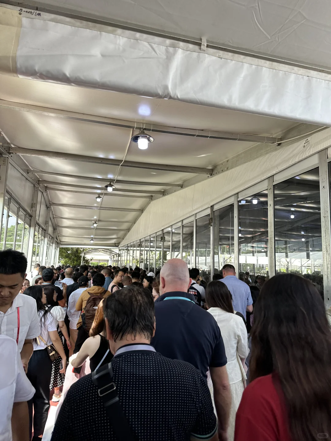 【广州】广交会第一天办证人山人海