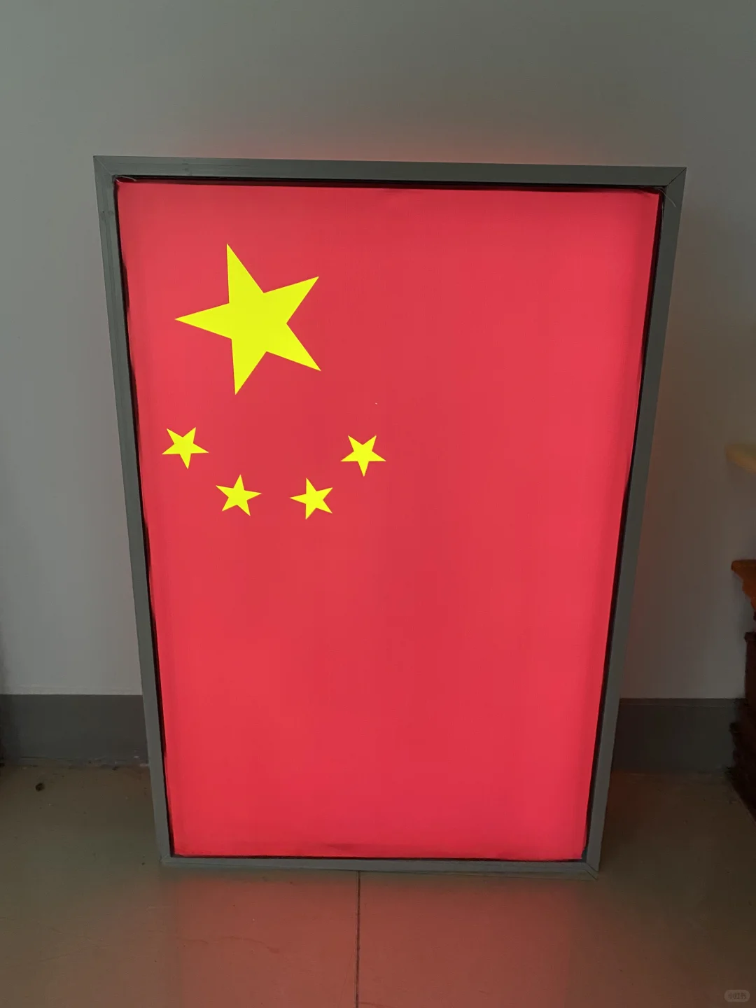 会自己充电的灯箱?告别插头束缚