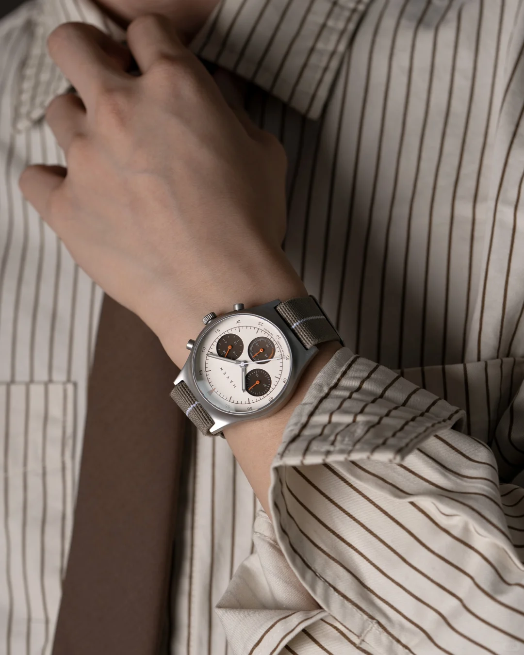 把秋意绕在腕间｜撞色太阳能手表点亮穿搭