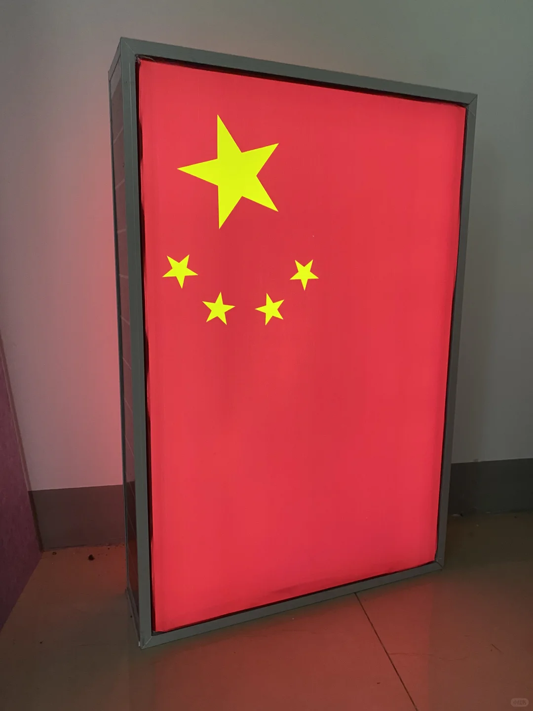 会自己充电的灯箱?告别插头束缚