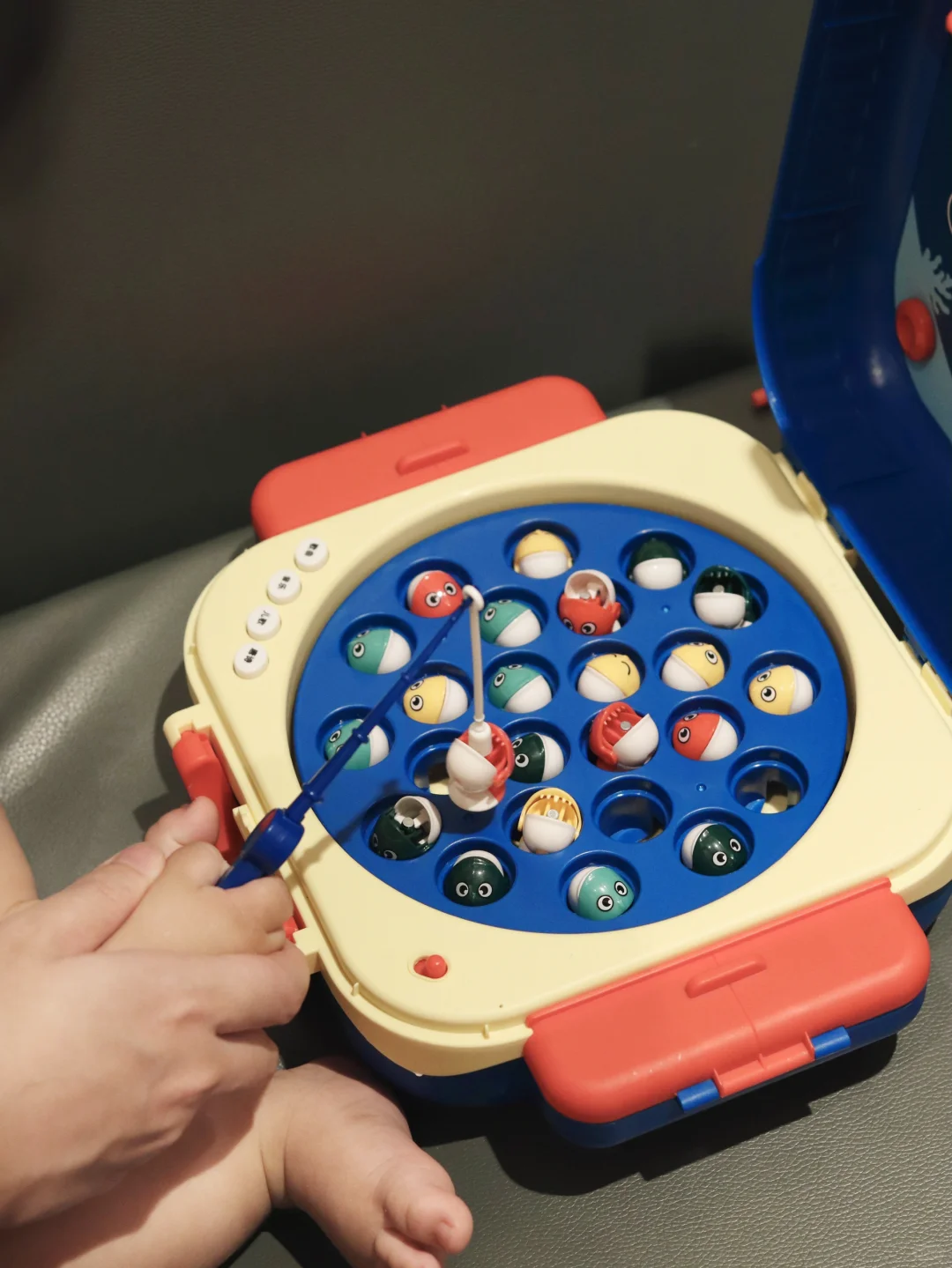 爸爸买的钓鱼玩具，承包娃一整天的咯咯笑！?