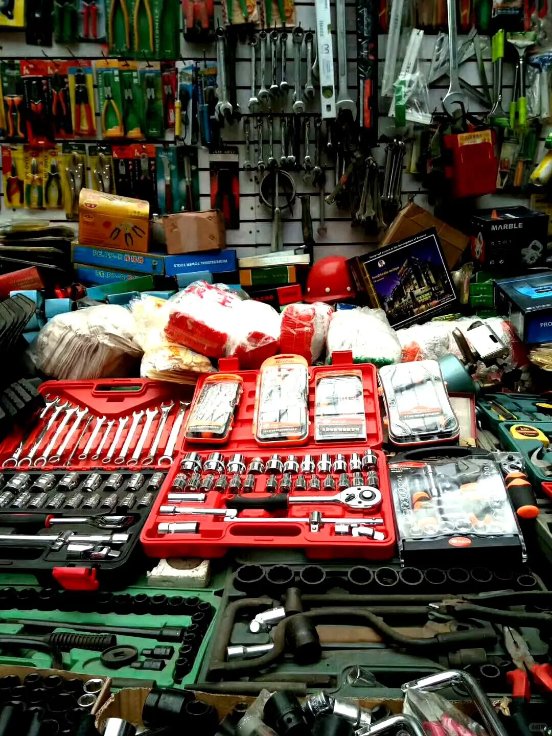 五金工具的批发与零售业务相结合