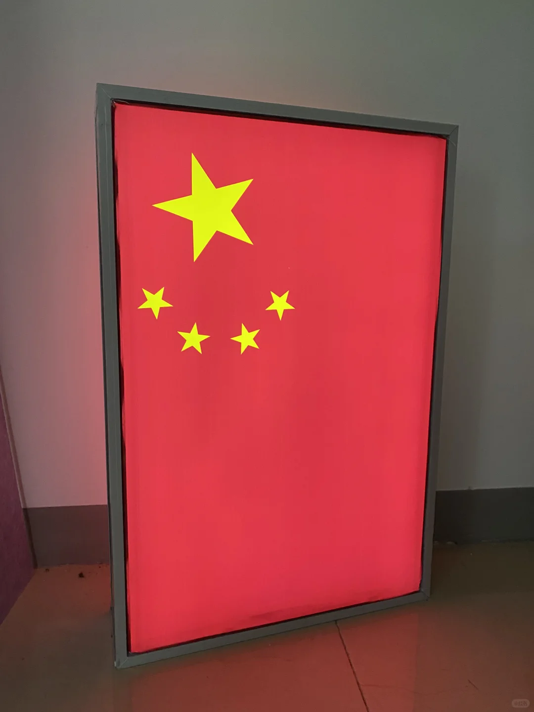 会自己充电的灯箱?告别插头束缚