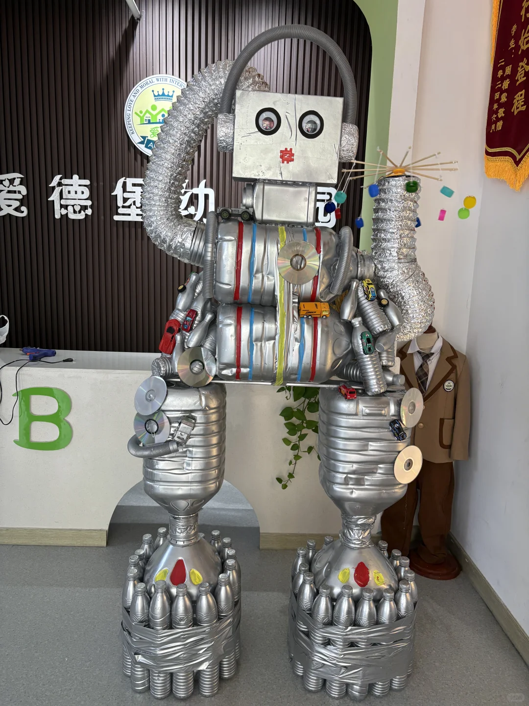 竟然有人会用废旧瓶子做机器人！