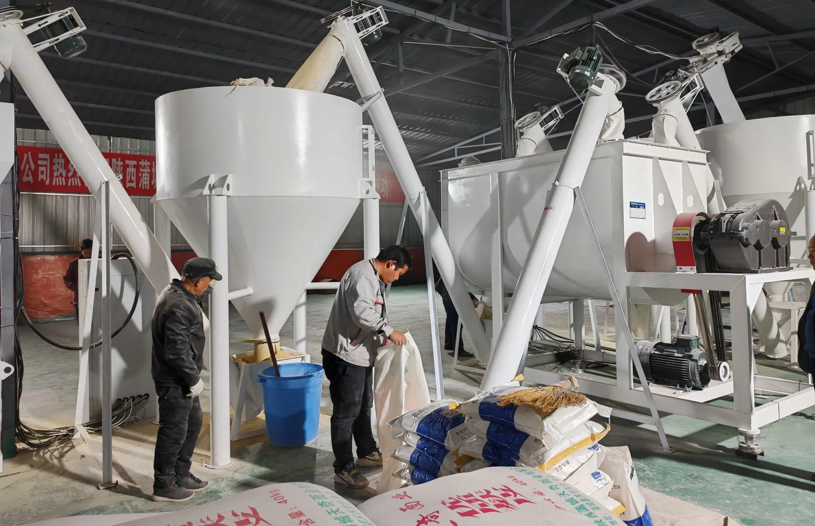 养殖场全自动饲料机整套设备：现代化生产