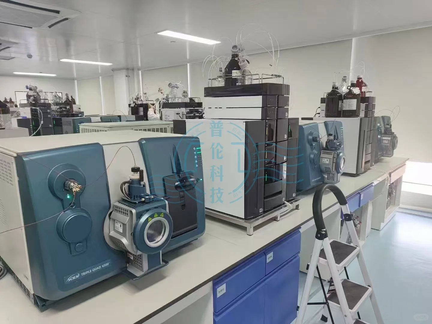 这个实验室价值千万，说豪可以吧