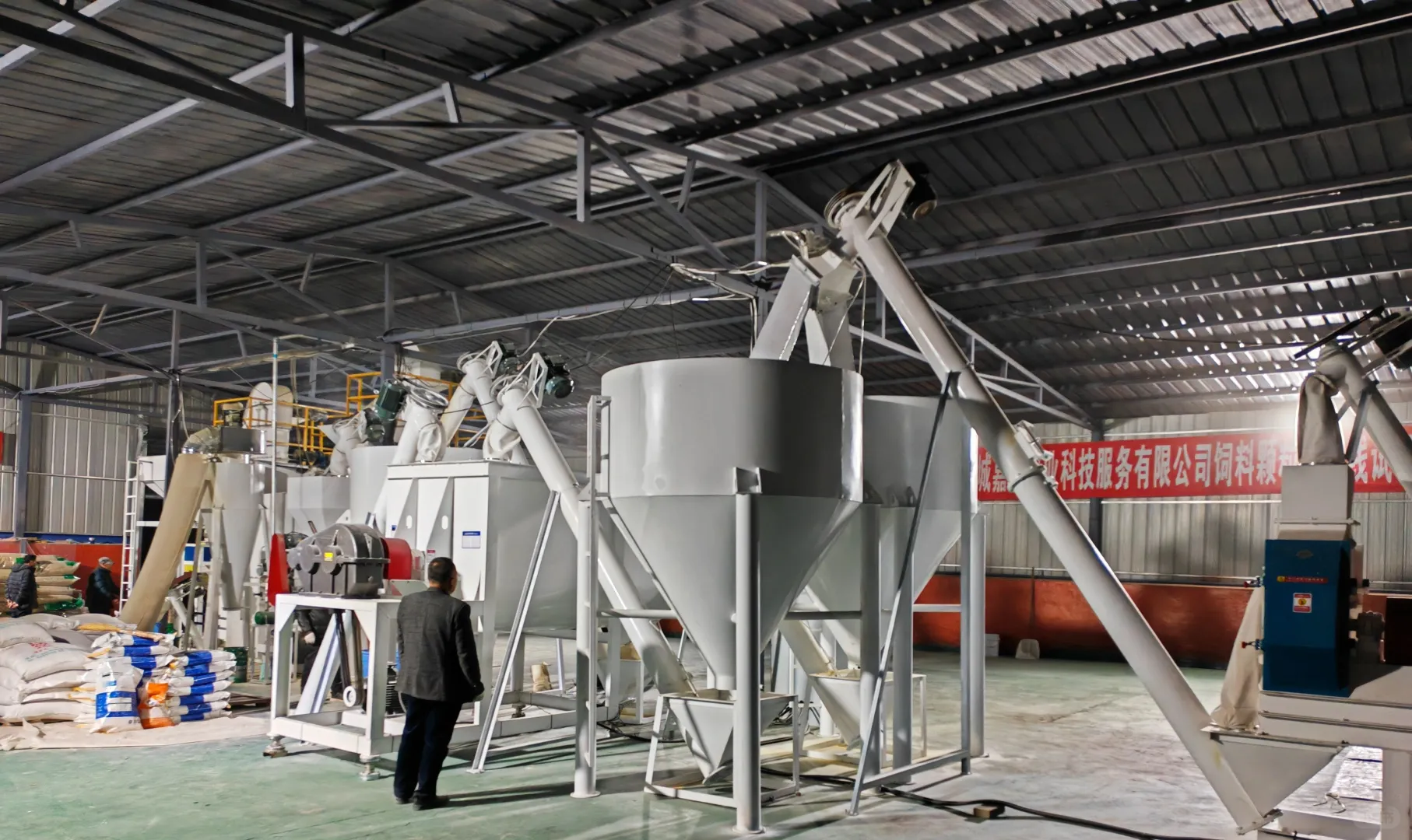 养殖场全自动饲料机整套设备：现代化生产