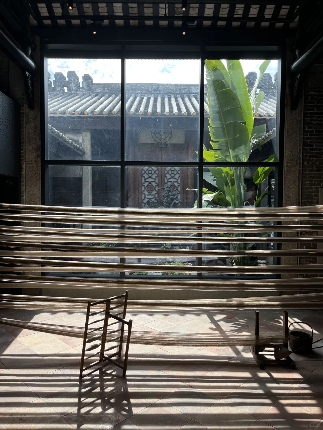 兩根柱子間環繞古老智慧 | 繞紗