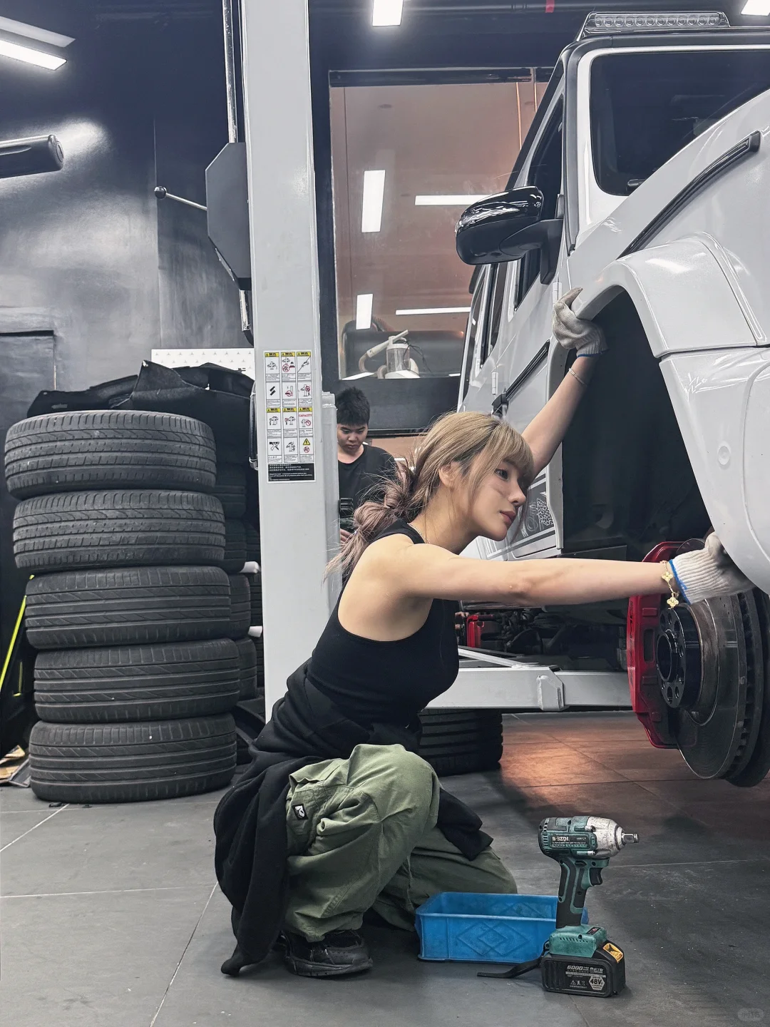 “我修车养你啊。”