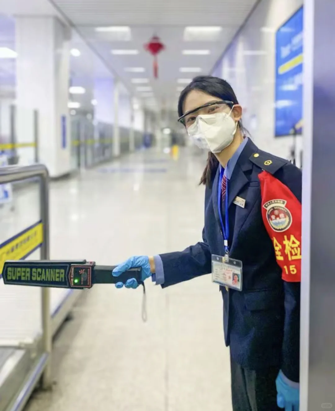 上海虹桥高铁安检员