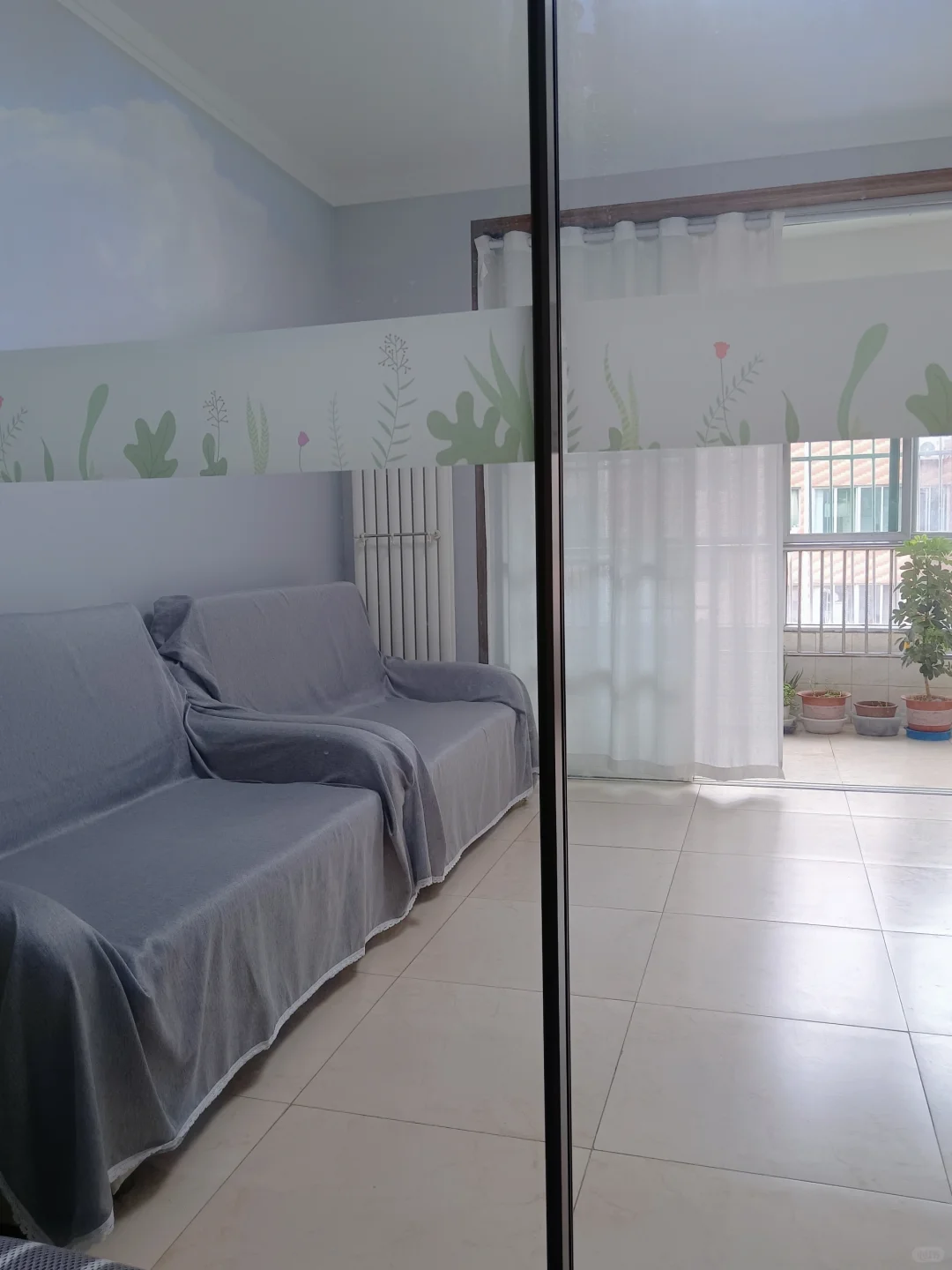 客厅有一间小卧室