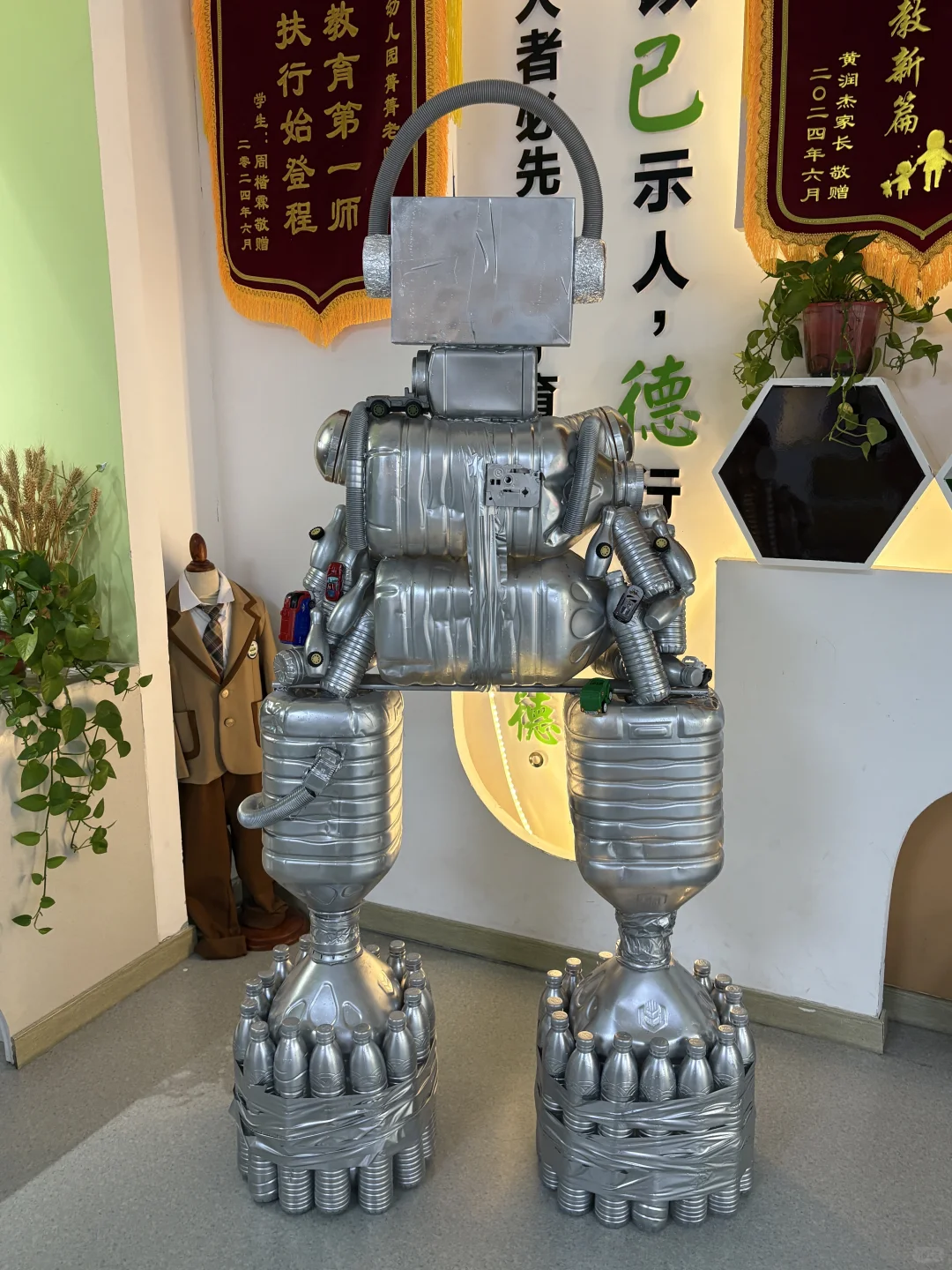 竟然有人会用废旧瓶子做机器人！