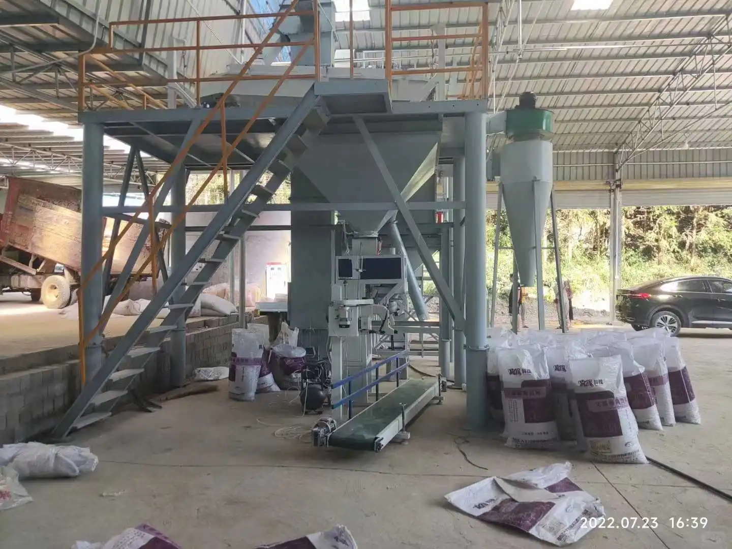 全自动饲料机整套设备：养殖业的高效利器