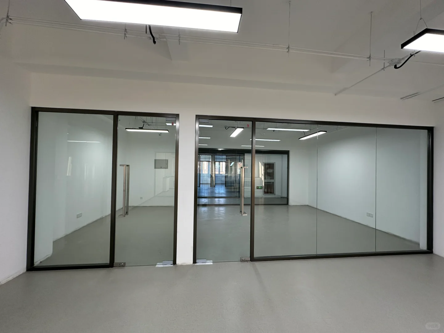 办公室极简玻璃隔断