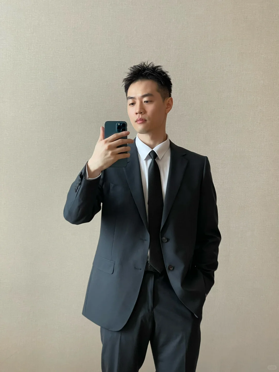 这次西装穿的满意了?