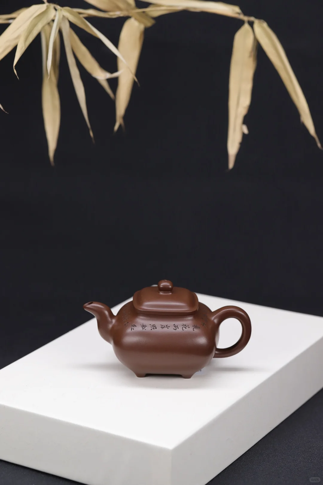 紫砂是一种介于陶器与瓷器之间的陶瓷制品,