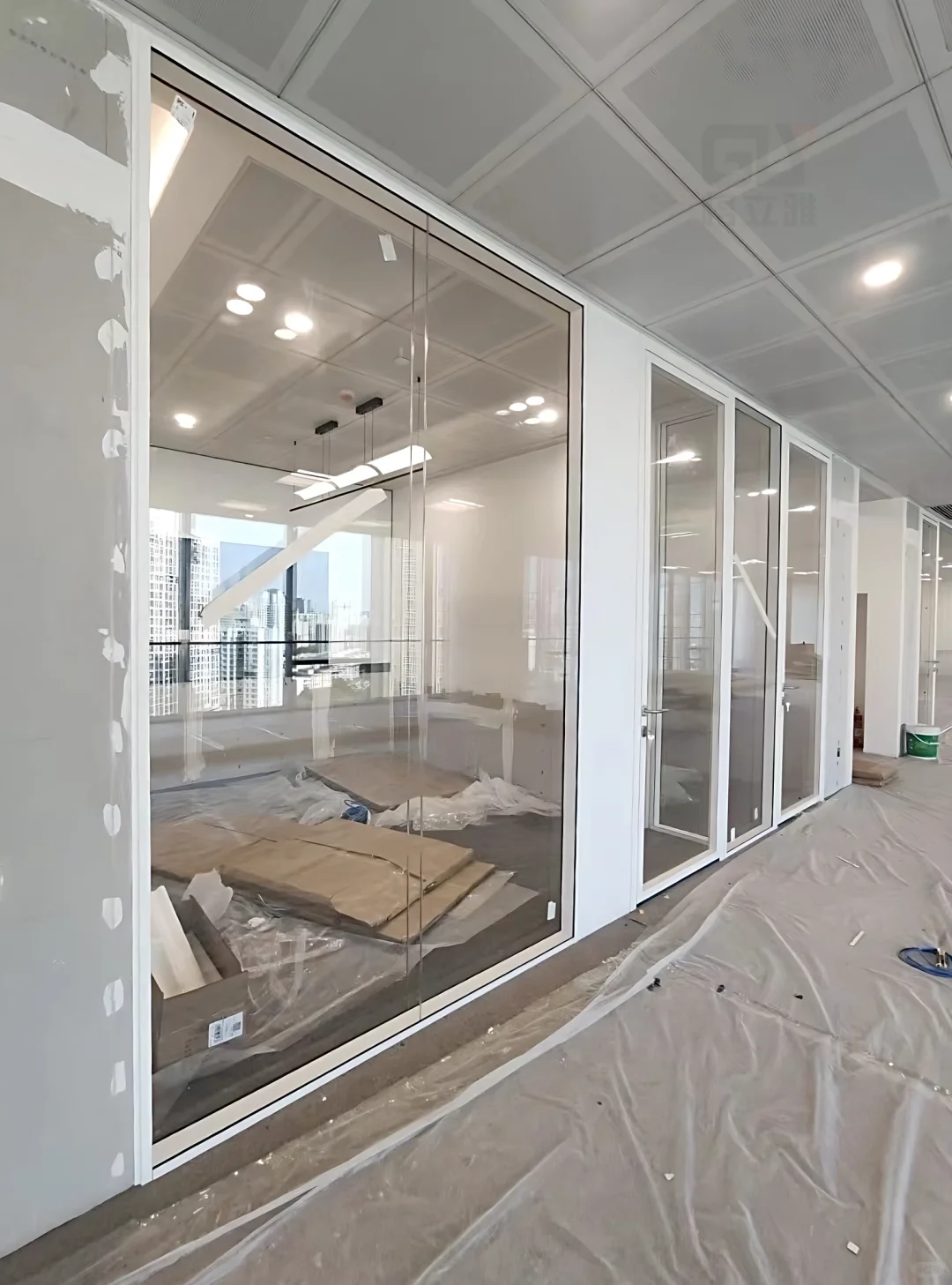 办公室改造｜全景双玻隔断让空间显大 20%