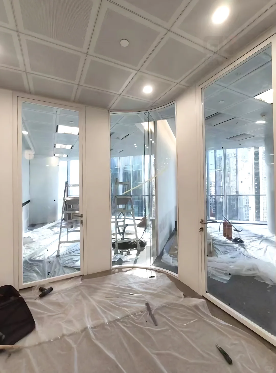 办公室改造｜全景双玻隔断让空间显大 20%