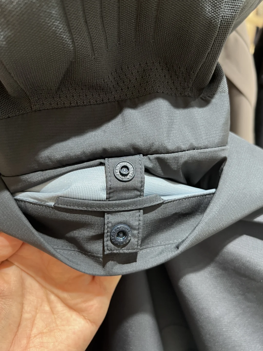 一件剪裁利落的干部夹克