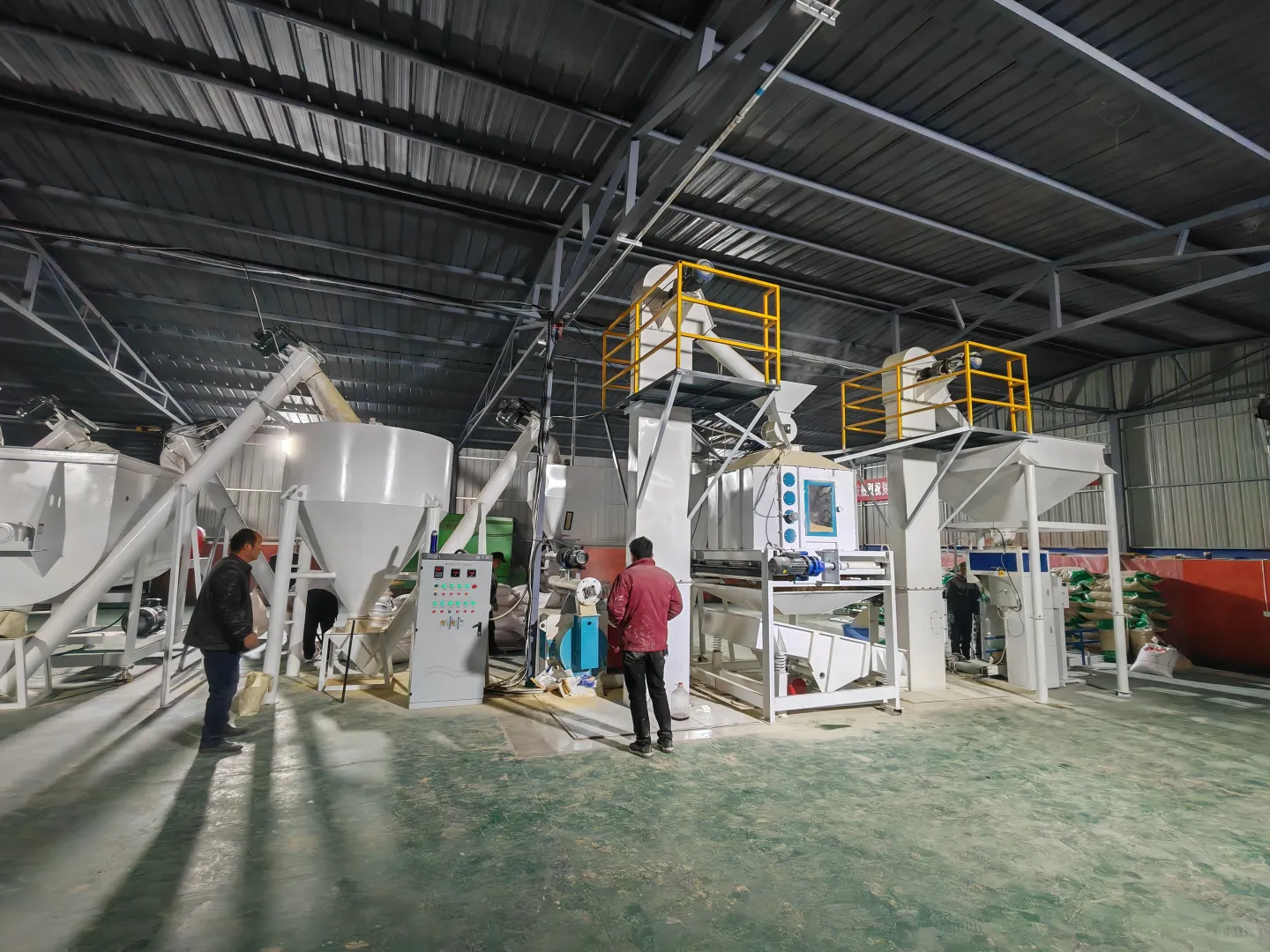 全自动饲料机整套设备：养殖业生产线利器