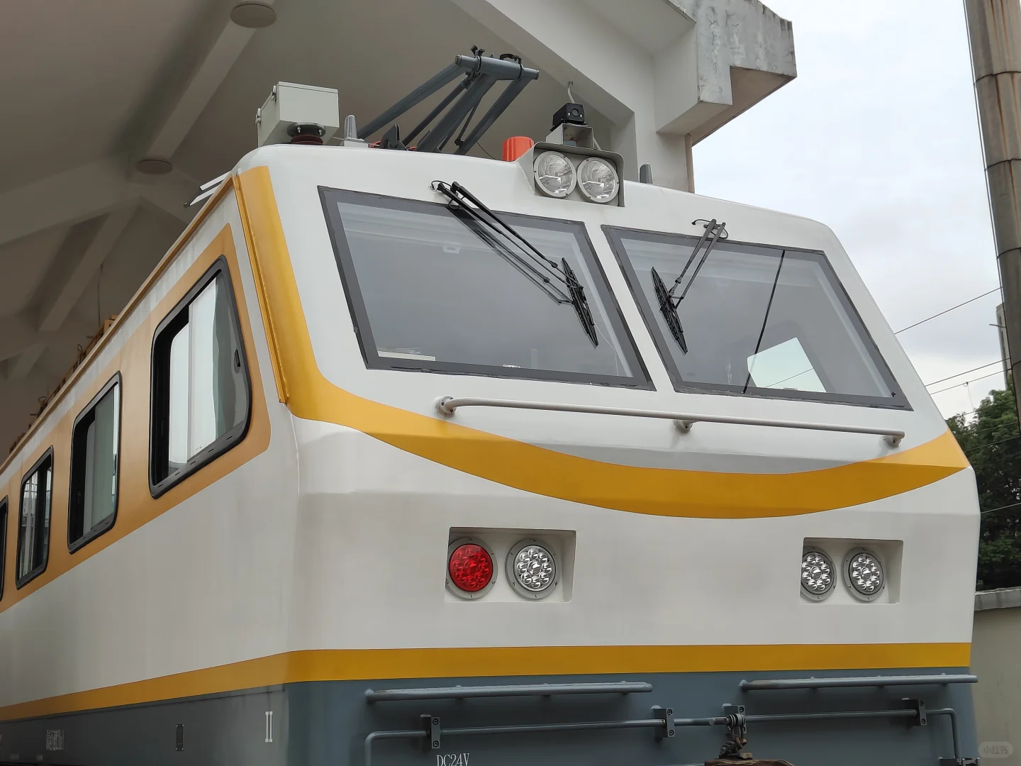 见到火车中好东西了!JW-4G型触网作业车