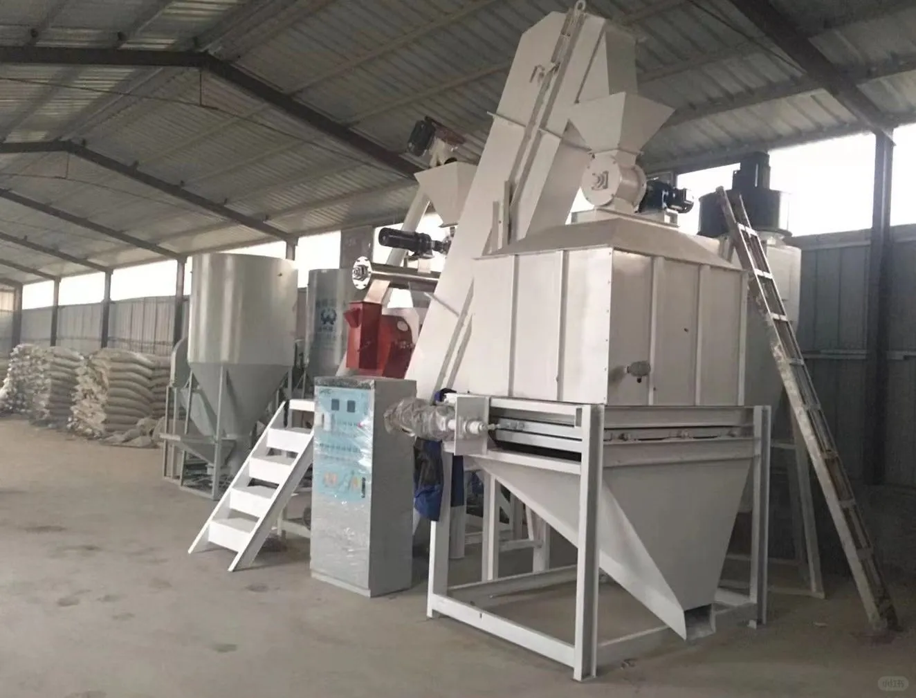 养殖场全自动饲料机整套设备：现代化生产