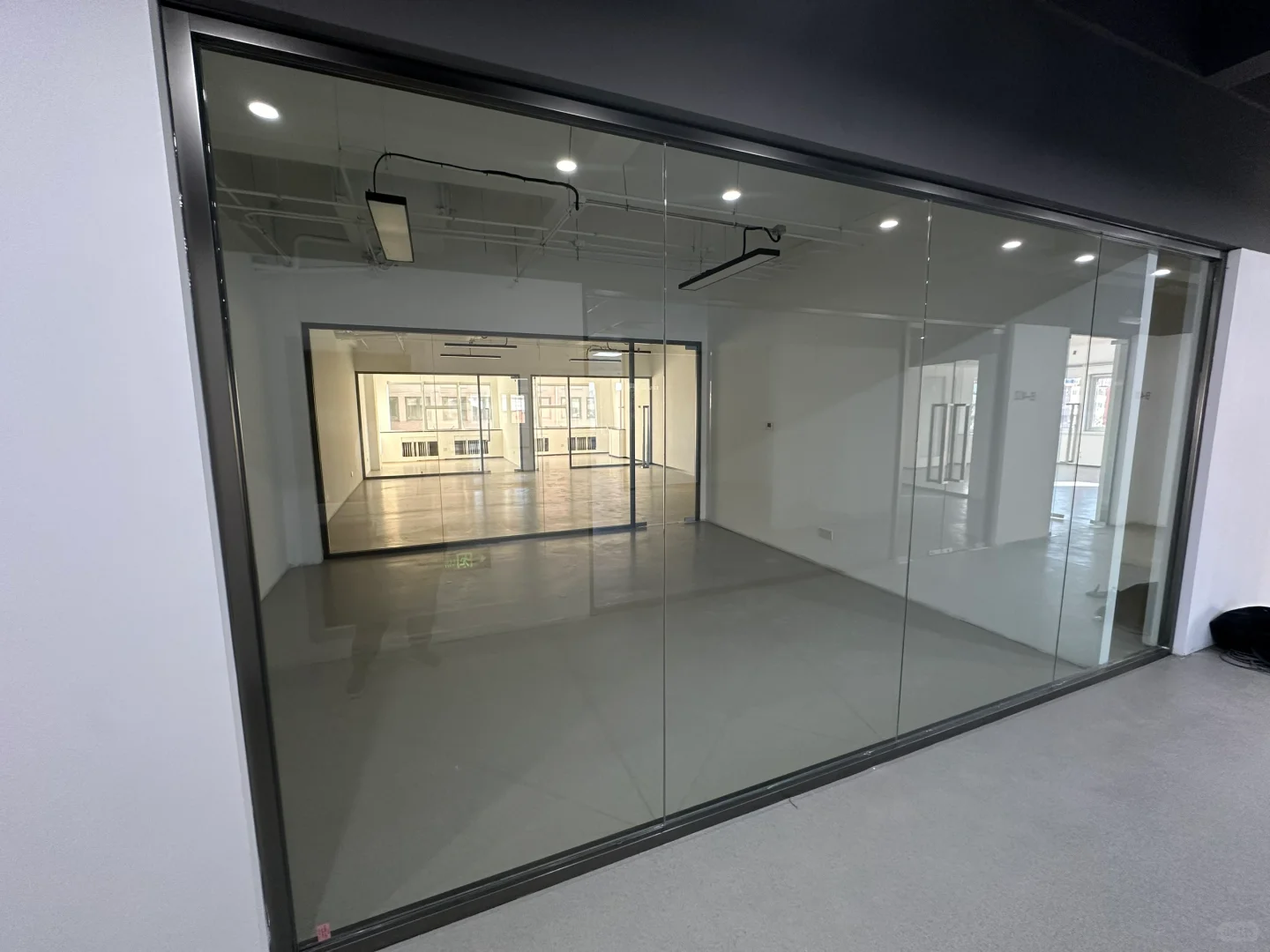 办公室极简玻璃隔断