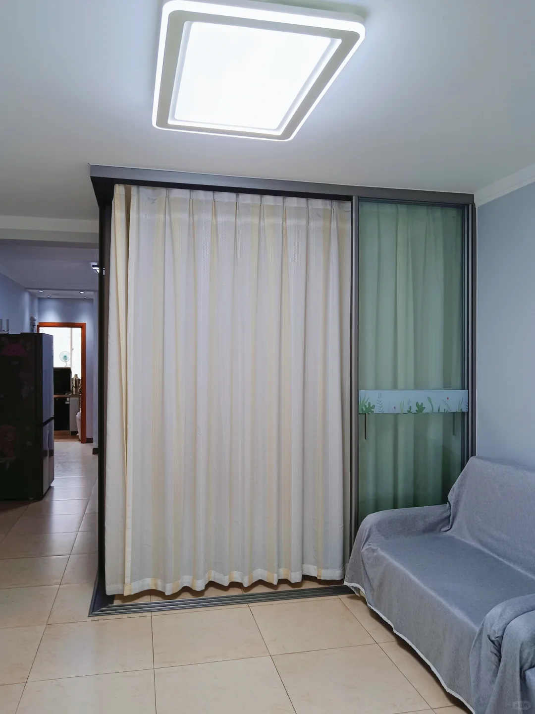 客厅有一间小卧室