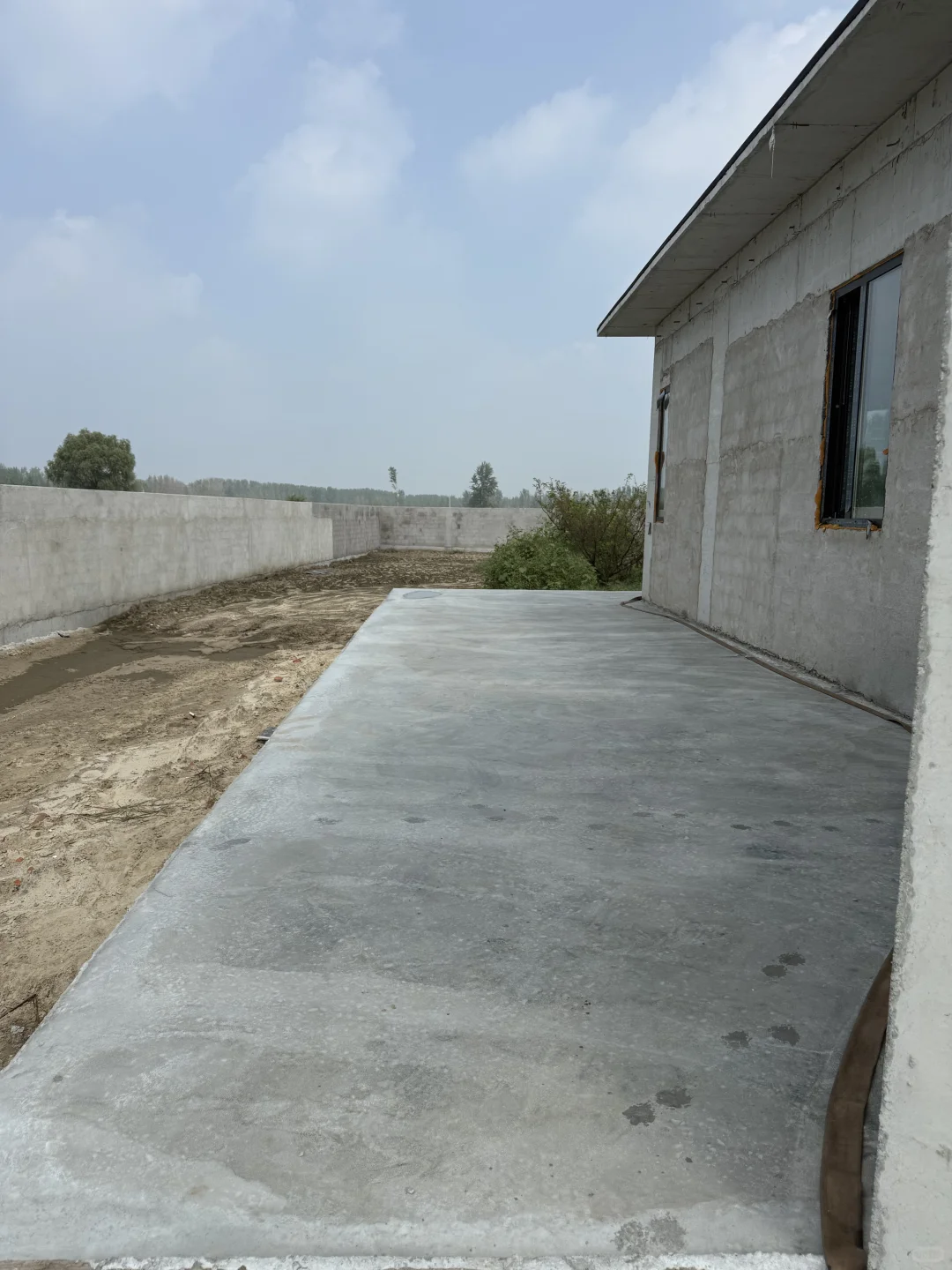 装修省钱反被坑！水泥地丑到想砸了?