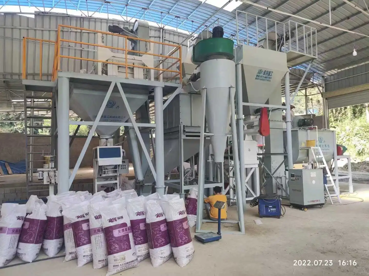 全自动饲料机整套设备：养殖业的高效利器