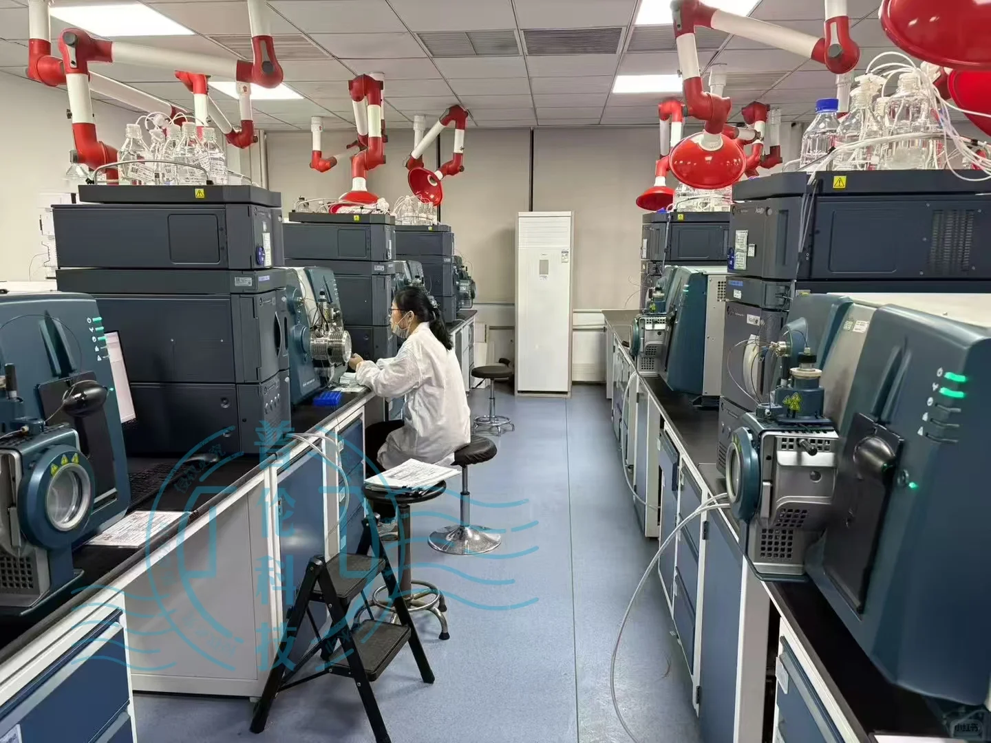 这个实验室价值千万，说豪可以吧