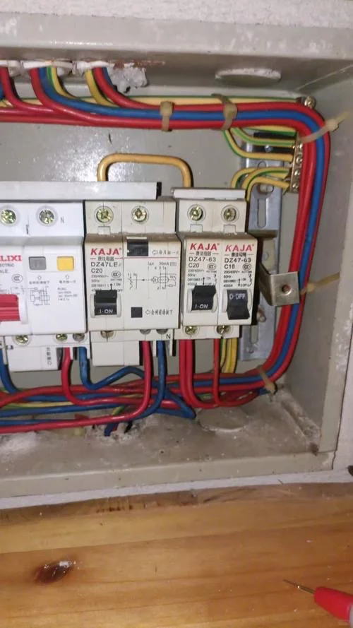 ?拆开邻居家的插座我发现了触目惊心的隐患