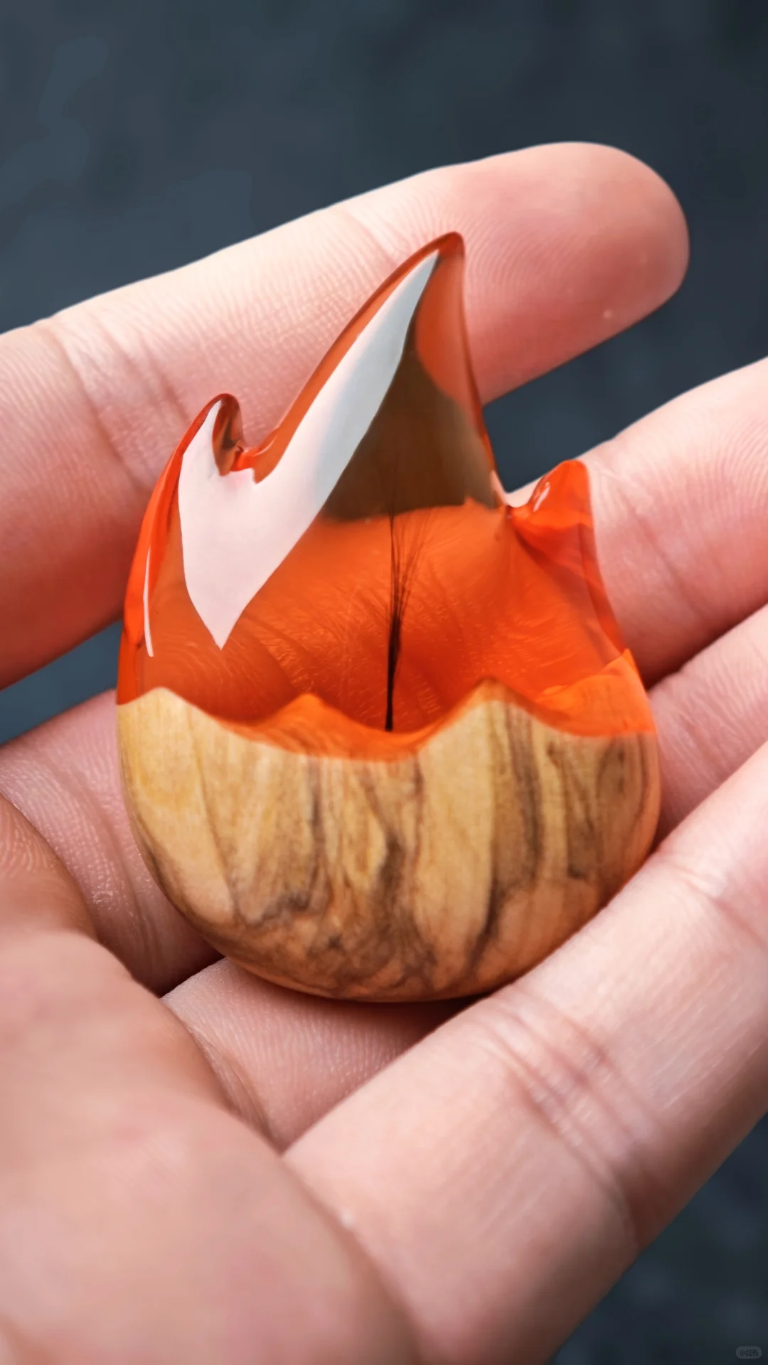 一个像火焰一样的树脂