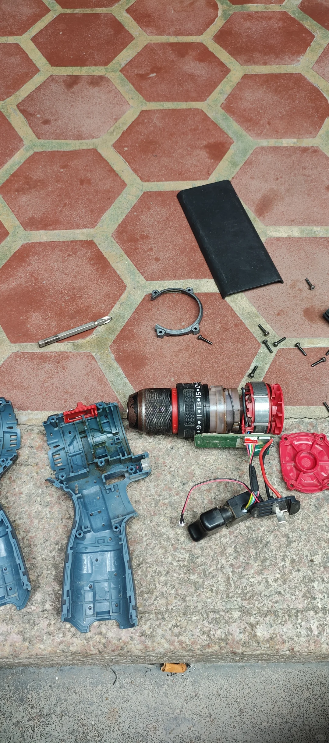 无刷手电钻修好了，原来是线断了☺️