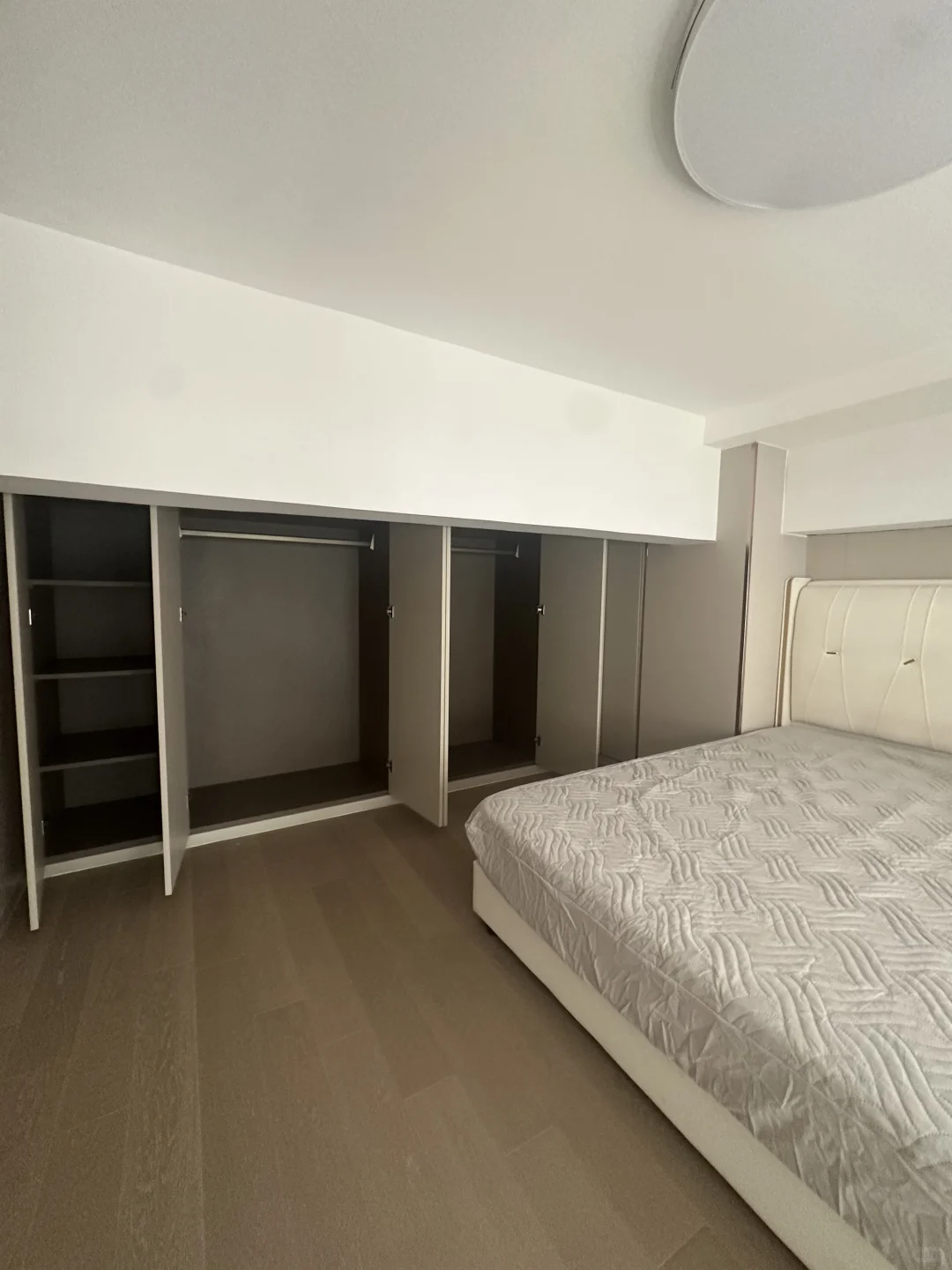 洲海路地铁站、精装复式一室一厅、智能家居